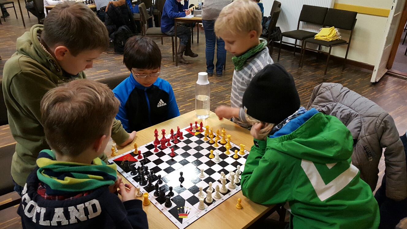 Niklas, Livi, Hans-Peter, Theo und Albert beim Quadroschach