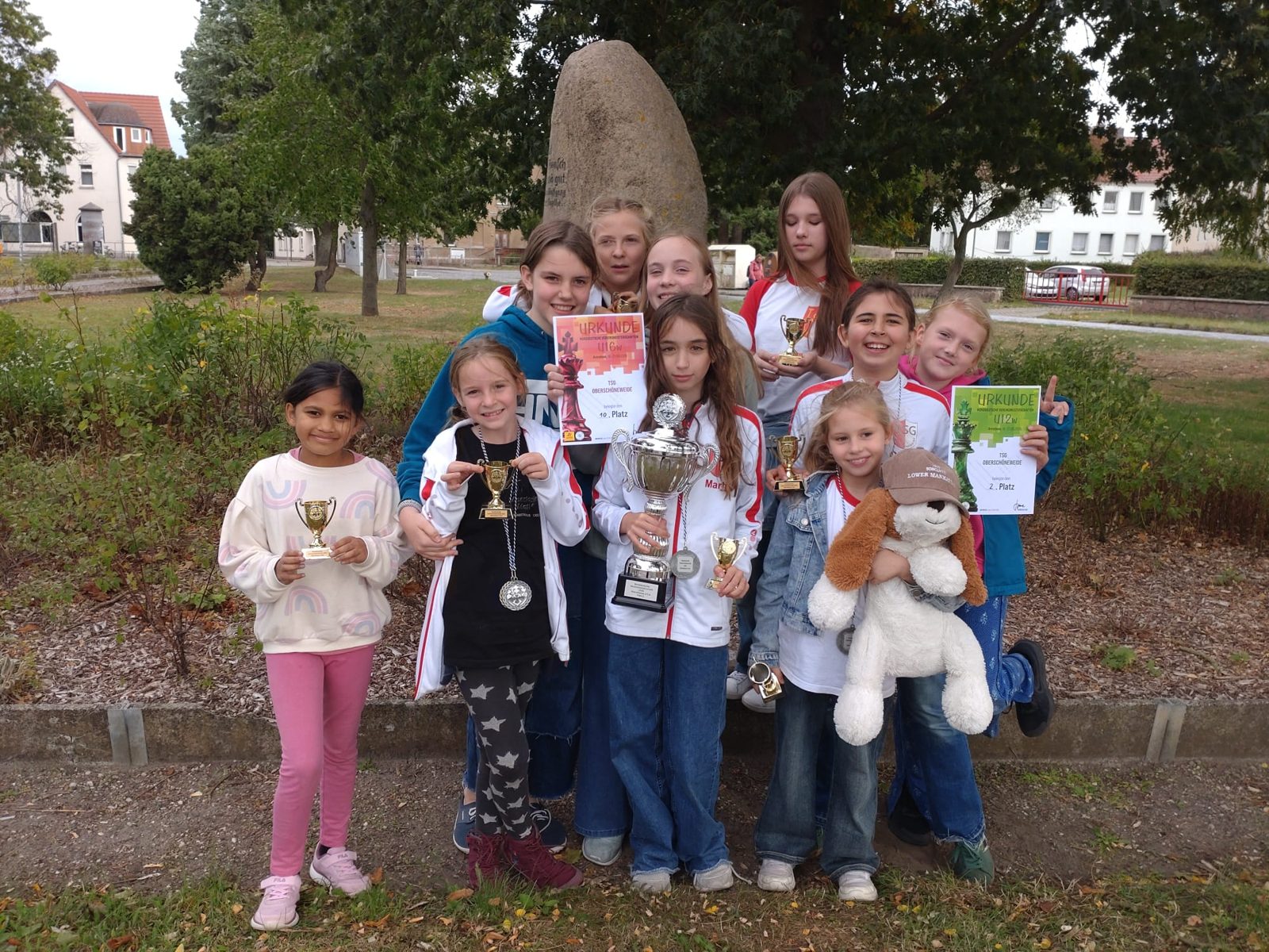 Die Mädchenteams der TSG mit Pokal, Medaillen und Urkunden in Arendsee