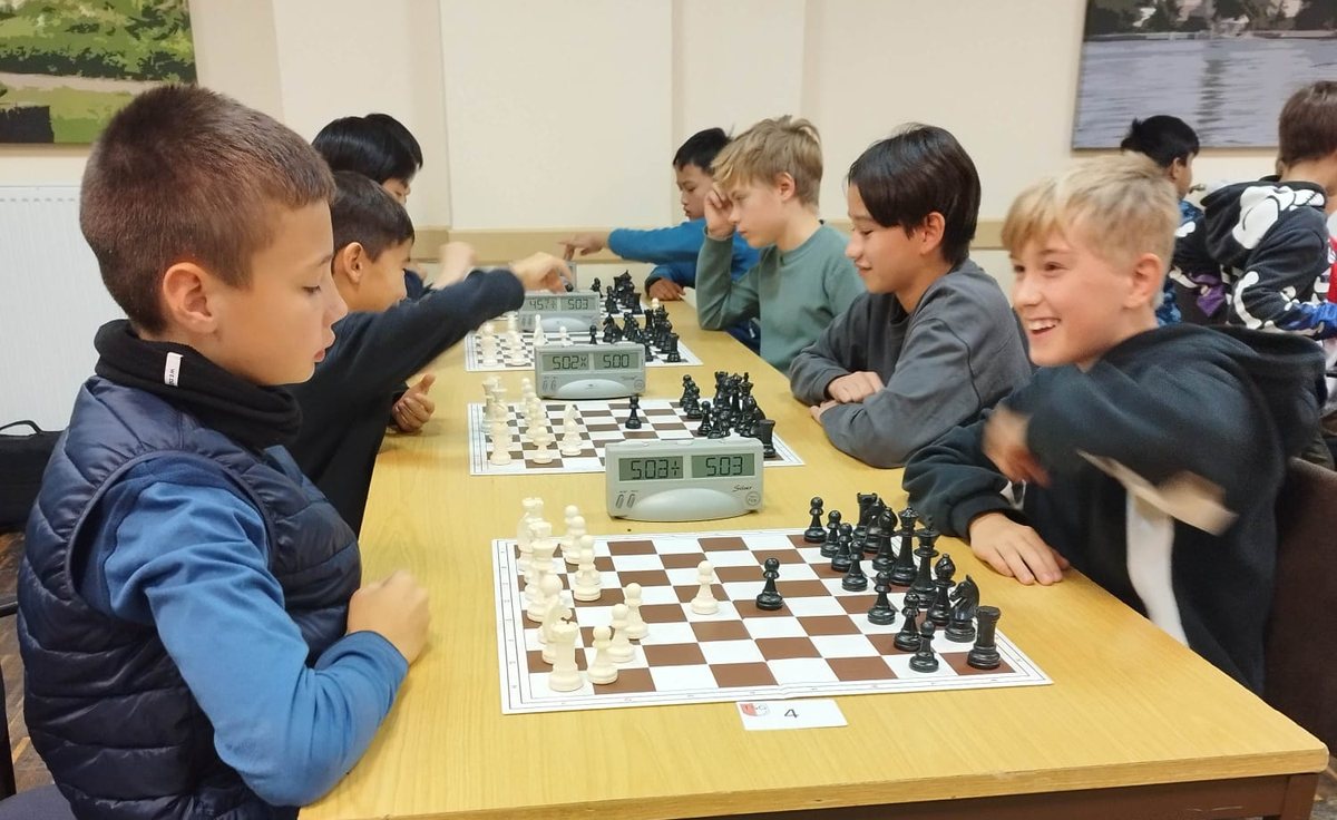 Kinder und Jugendliche der TSG beim Training an mehreren Brettern